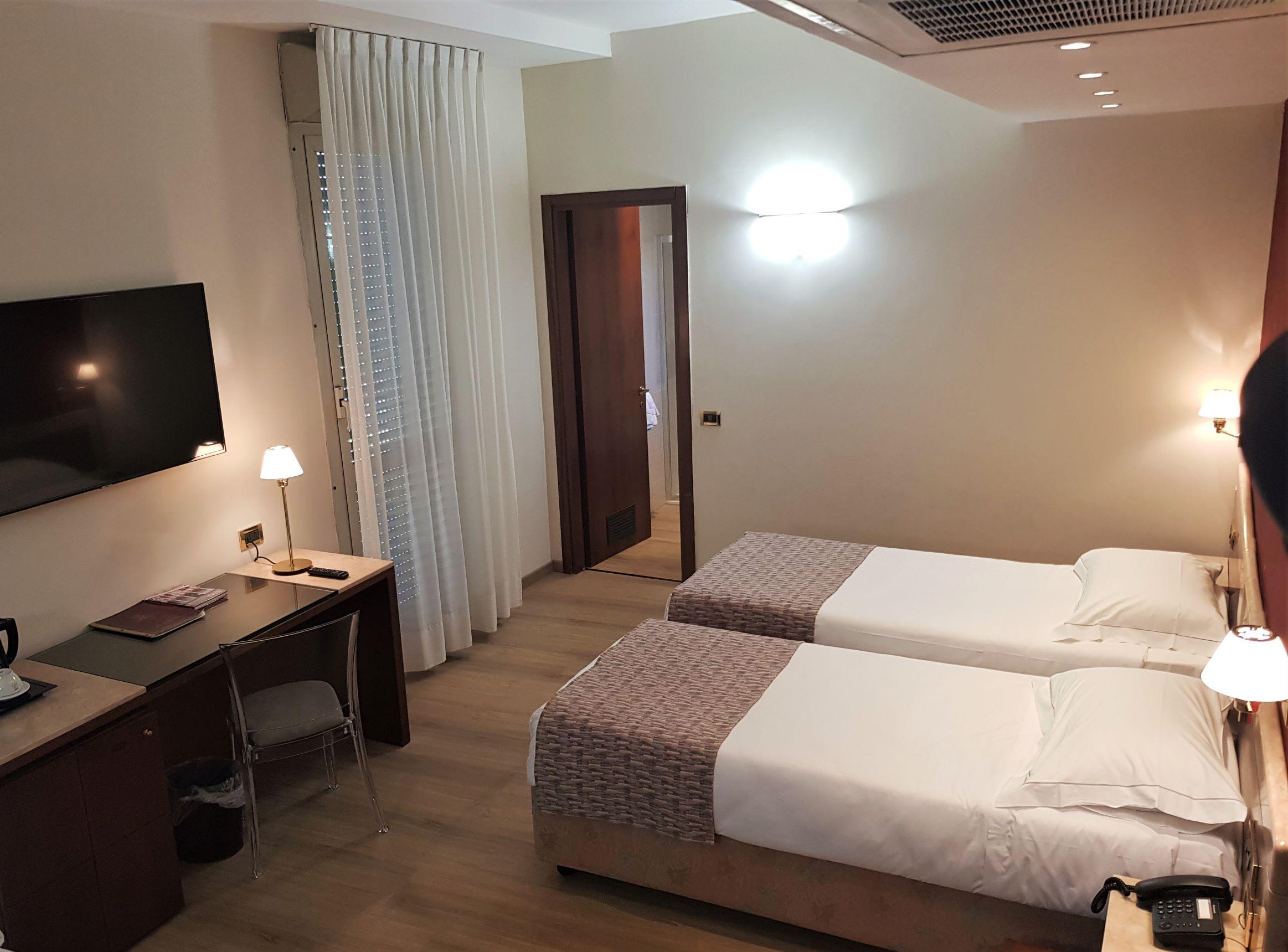 Astra Hotel Ferrara Buitenkant foto