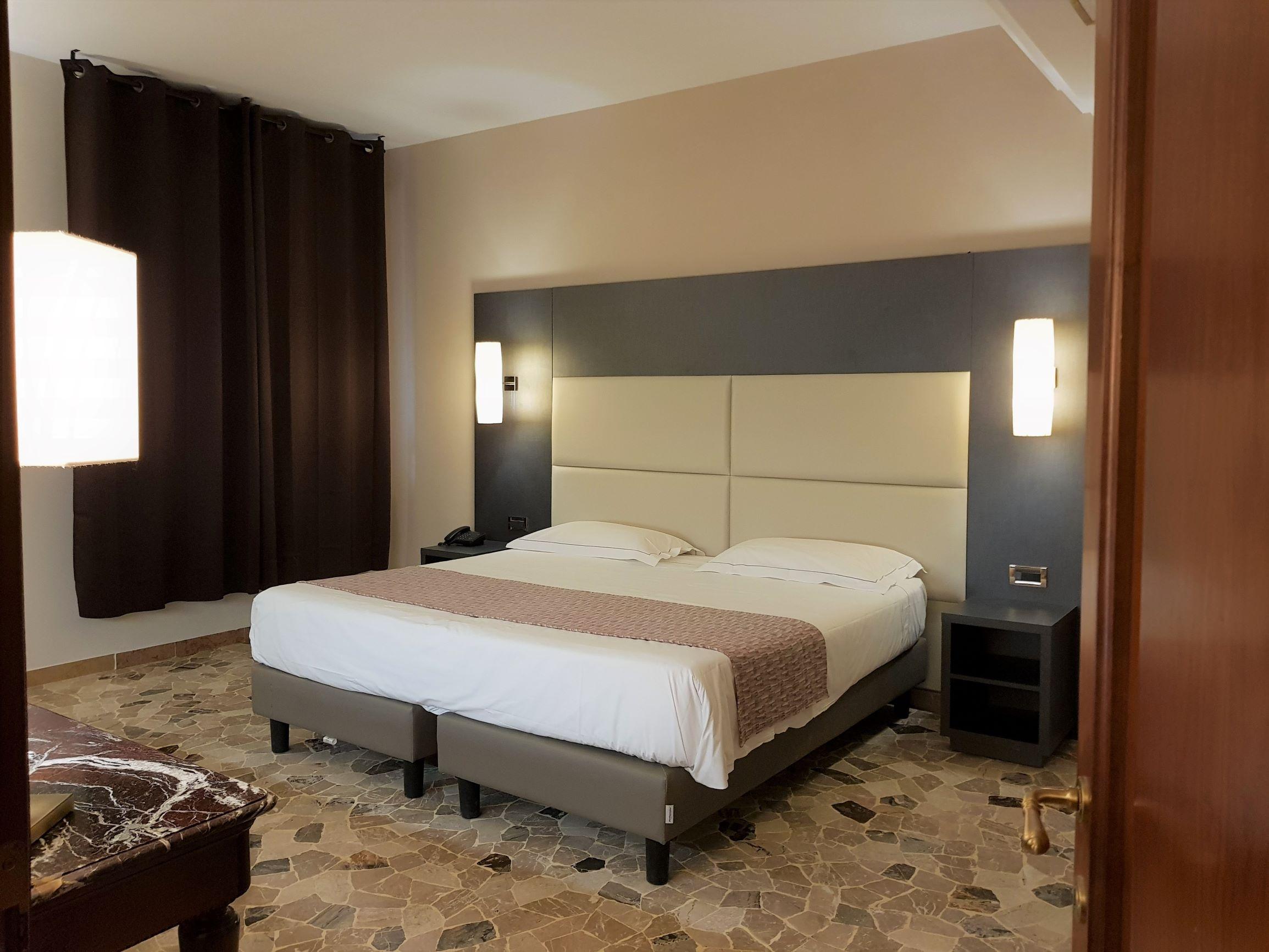 Astra Hotel Ferrara Buitenkant foto