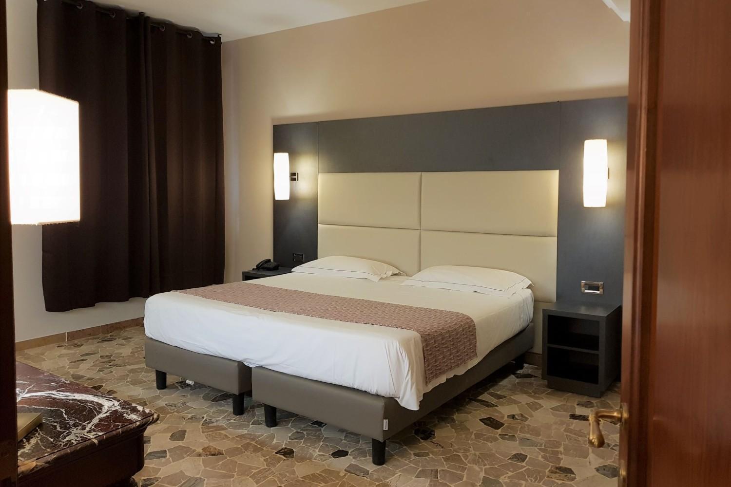 Astra Hotel Ferrara Buitenkant foto